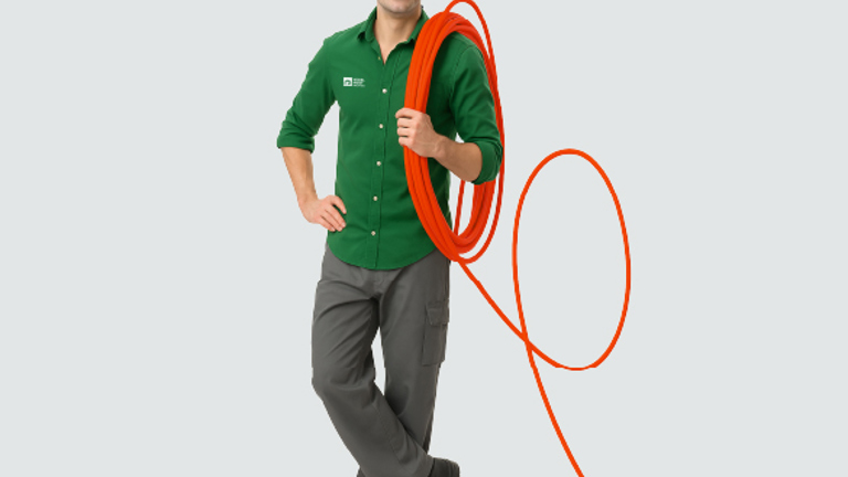 Installer holding pipes