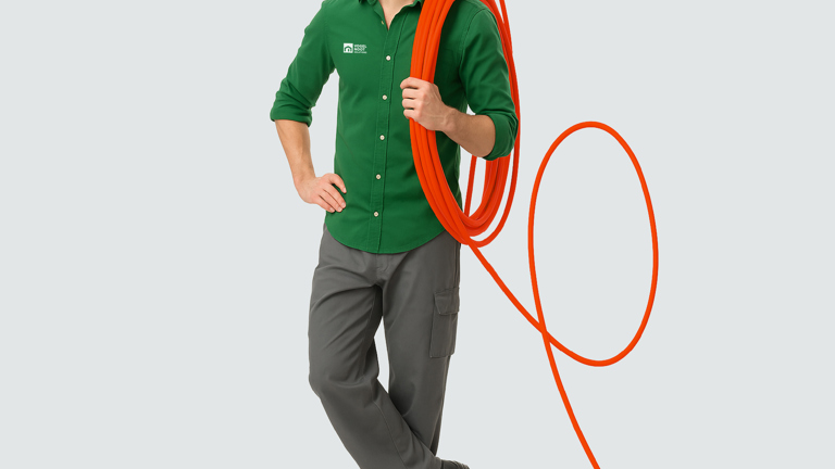 Installer holding pipes